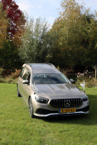 Mercedes hybride staatsie auto