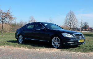 Een moderne Mercedes-benz S400 Hybrid rouwvolgauto